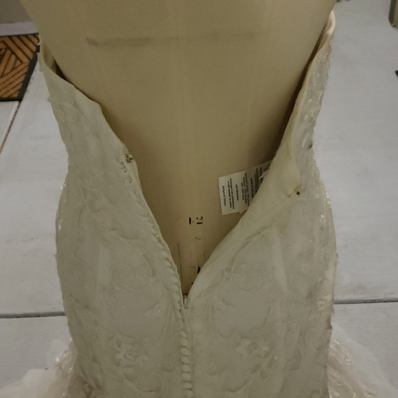 Tule Mermaid Oleg Cassini Wedding Dress in Ivory - Picture 10 of 16